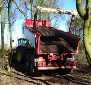 Compost aanvoeren voor grondverbetering-Hoveniersbedrijf C.K. van Mourik