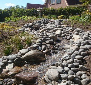 Waterval gemaakt van zwerfkeien, cement en rubberfolie-Hoveniersbedrijf C.K. van Mourik