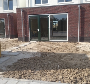 Grond bij oplevering van nieuwbouw woning. Voorbeeld van hoe het niet moet. - Hoveniersbedrijf C.K. van Mourik - Hoveniersbedrijf C.K. van Mourik