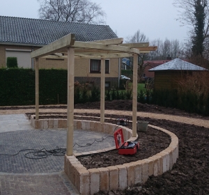 Ronde pergola, maatwerk voor dit project - Hoveniersbedrijf C.K. van Mourik