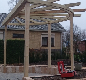 De ronde pergola volgens ons eigen ontwerp- Hoveniersbedrijf C.K. van Mourik