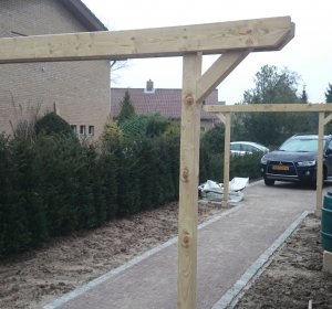 Pergola's als poorten over het pad- Hoveniersbedrijf C.K. van Mourik