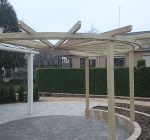 Ronde pergola, bestrating Smartton Matterhorn wildverband en gebakken Waalformaat Reno zwart - Hoveniersbedrijf C.K. van Mourik