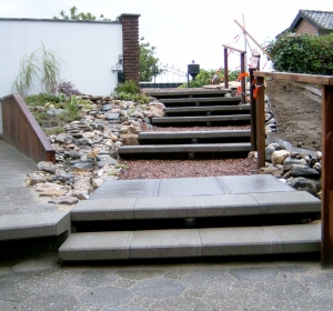 Waterval met betonnen brug - Hoveniersbedrijf C.K. van Mourik Tuinontwerp Katja Dupont IJzerhart Tuinarchitekt