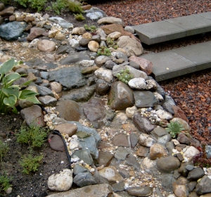 Natuurlijk ogende waterval van bonte Maaskeien - Hoveniersbedrijf C.K. van Mourik Tuinontwerp Katja Dupont IJzerhart Tuinarchitekt