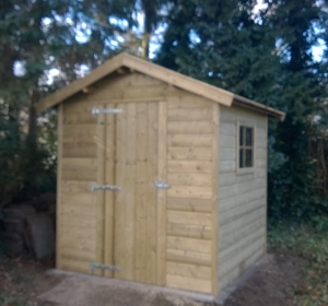 Tuinhuisje / berging van 200 x 200 x 240 cm van geimpregneerd vurenhout 19 mm. Dak met plaat en dakshingles herfstbruin - Hoveniersbedrijf C.K. van Mourik Geldermalsen Tiel Culemborg