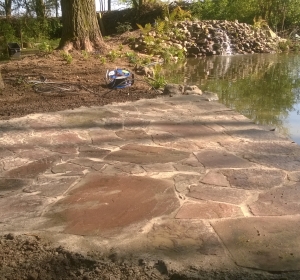 Terras van flagstones (rode Weser zandstenen)  - Hoveniersbedrijf C.K. van Mourik