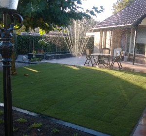 Gerenoveerde tuin met borders, vijver en gazon - Hoveniersbedrijf C.K. van Mourik
