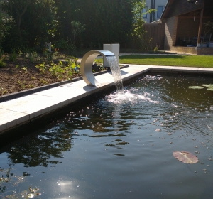 Waterval Mamba met blauw LED verlichting. Hoveniersbedrijf C.K. van Mourik