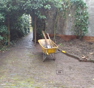 Begin van de renovatie van een stadstuin. Hoveniersbedrijf C.K. van Mourik Geldermalsen - Tiel - Culemborg