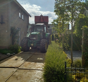 Grondafvoer met groot materieel. Hoveniersbedrijf C.K. van Mourik