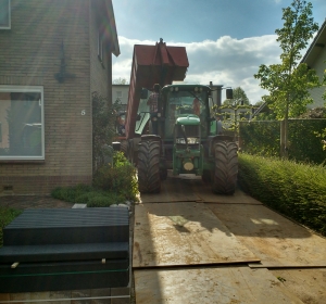 Aan- en afvoer van materiaal met groot materieel. Hoveniersbedrijf C.K. van Mourik