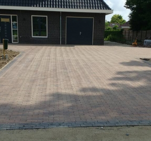 Grote oprit bestraat met gebakken dikformaten. Hoveniersbedrijf C.K. van Mourik Geldermalsen - Tiel - Culemborg