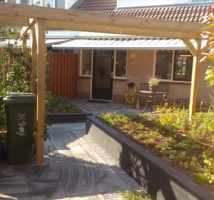 Verhoogde borders en pergola van duurzame materialen. Hoveniersbedrijf C.K. van Mourik Geldermalsen - Tiel - Culemborg