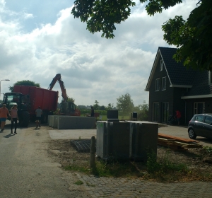 Beplanting verwijderen met grof materieel. Hoveniersbedrijf C.K. van Mourik Geldermalsen - Tiel - Culemborg