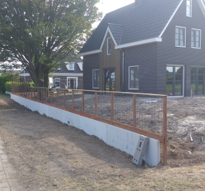 Hoogteverschil opvangen met beton elementen. Hoveniersbedrijf C.K. van Mourik Geldermalsen - Tiel - Culemborg