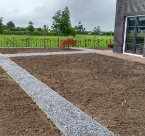 Borders plantklaar met splitpaden eromheen Hoveniersbedrijf C.K. van Mourik Geldermalsen - Tiel - Culemborg