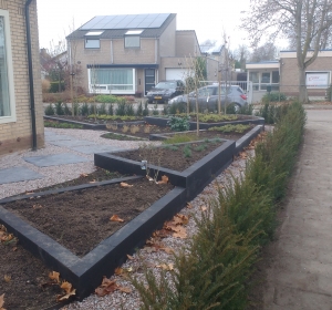 Bloembakken in combinatie met split en tegels Hoveniersbedrijf C.K. van Mourik Geldermalsen - Tiel - Culemborg