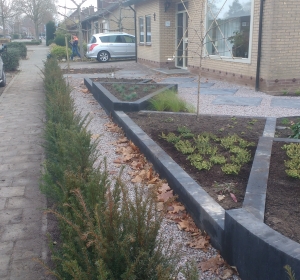 Voortuin met pad van Schots graniet Hoveniersbedrijf C.K. van Mourik Geldermalsen - Tiel - Culemborg