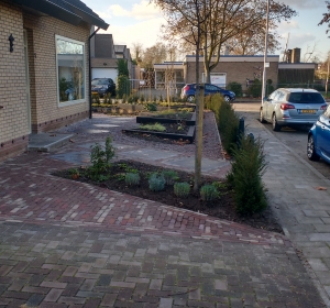 Bestrating voortuin met gebakken klinkers, split en Schellevis groot formaat tegels - Hoveniersbedrijf C.K. van Mourik hovenier voor Geldermalsen Tiel Culemborg