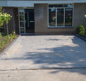 Oprit met betontegels 20x30x8 - Hoveniersbedrijf C.K. van Mourik hovenier voor Geldermalsen Tiel Culemborg