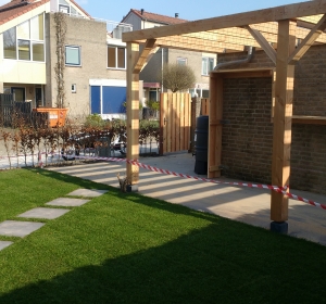 Terrasoverkapping met houtberging tegen muur  - Hoveniersbedrijf C.K. van Mourik West-Betuwe Geldermalsen Tiel Culemborg