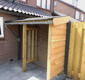 Maatwerk houtberging met dakgoot en shingelsdak - Hoveniersbderijf C.K. van Mourik West-Betuwe Geldermalsen Tiel Culemborg