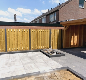 Schutting van vurenhouten schermen aan betonpalen en tuinpoort - Hoveniersbderijf C.K. van Mourik West-Betuwe Geldermalsen Tiel Culemborg