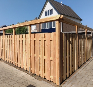 Schutting maatwerk gemaakt van Douglashout op staanders - Hoveniersbderijf C.K. van Mourik West-Betuwe Geldermalsen Tiel Culemborg