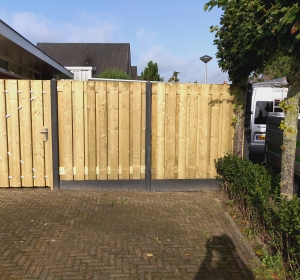 Tuin schutting van Vurenhout met betonpalen en beton onderplaat, kleur antraciet - Hoveniersbedrijf C.K. van Mourik West Betuwe, Tiel, Culemborg, Geldermalsen, Buren